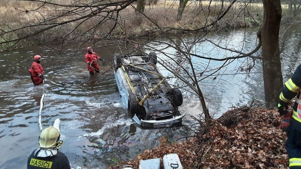 Řidička skončila v autě převráceném na střechu v potoce na Šumpersku